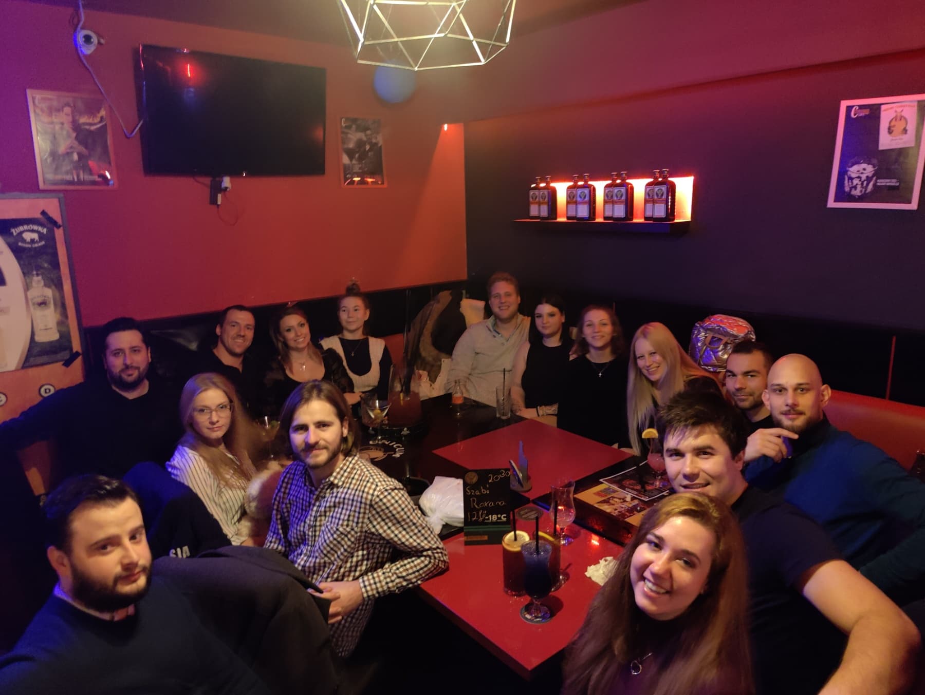 Fiatal vállalkozók vidám találkozója egy mexikói étteremben – közösségi esemény, inspiráló légkör